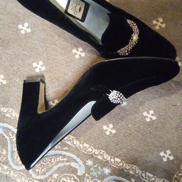 Nina beautiful velvet shoes with rhinestone and pearl embellishment. - Picture 2 of 3